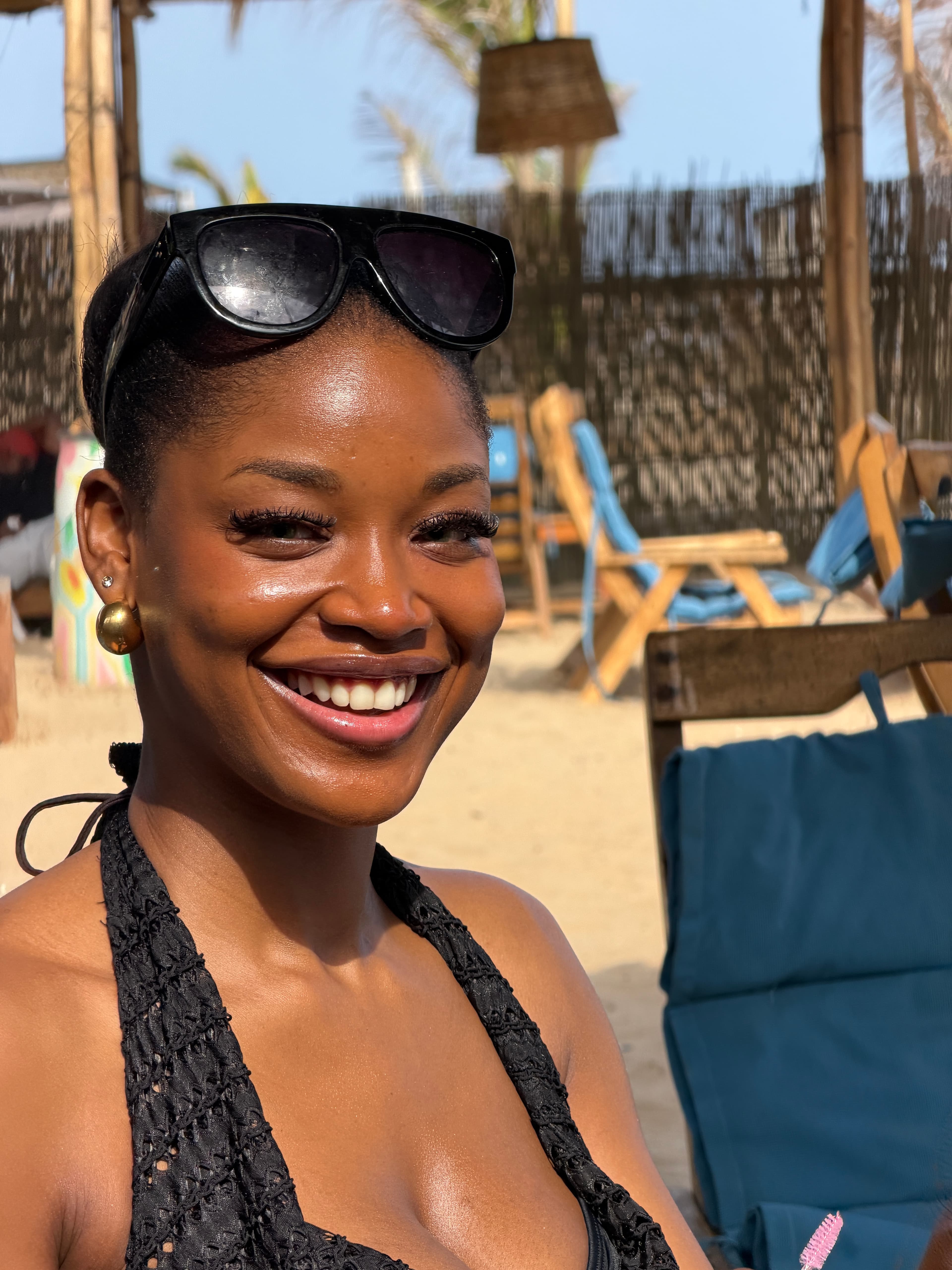 Customer wearing natural CharmeUp lashes at the beach