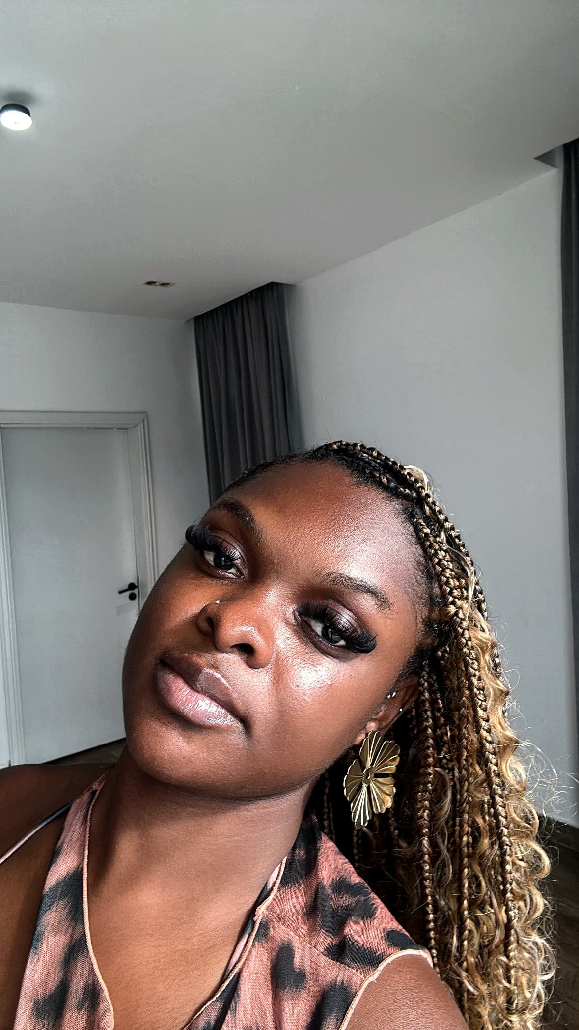 Customer wearing glam CharmeUp lashes